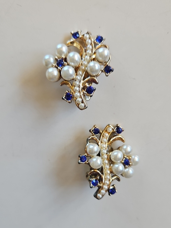 Vintage Jewelry - Vintage Faux Pearl and Blue Crystal Gold-Tone Floral Clip Earrings Wedding Prom